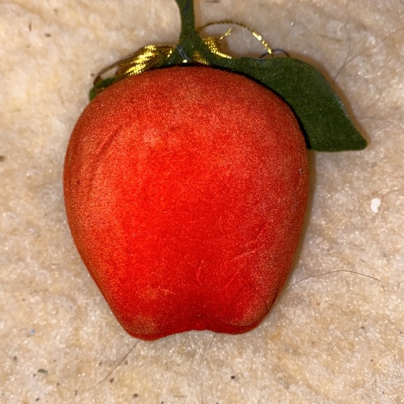 Vintage velvet apple ornament with carolers. From 50/60’s era - Picture 9 of 9